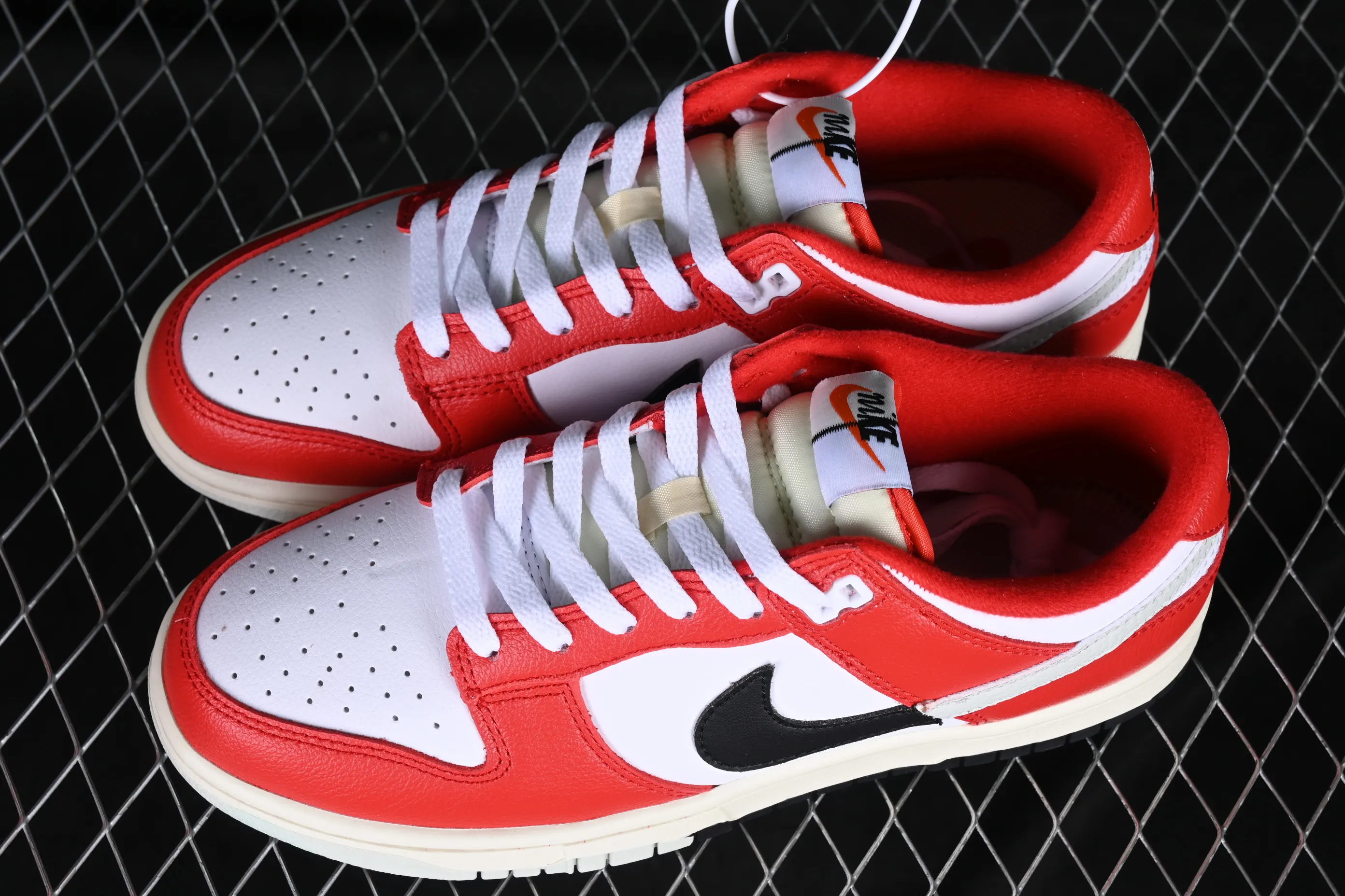 All Categories Nk SB Dunk Series Nk SB Dunk Low Low-top sneakers Cost-effective version Nk Dunk Low "Chicago Split" Chicago color matching SB low-top sports and leisure sneakers DZ2536-600